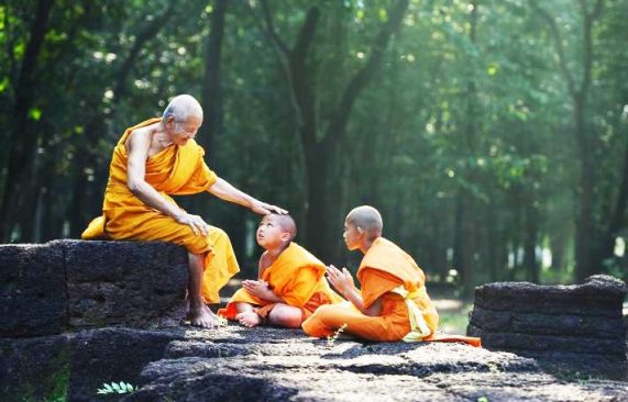 Buông bỏ tự ngã, bớt ưu lo quên cái tự ngã bản thân, rộng lượng trong nội tâm. (Ảnh: Ydvn.net)